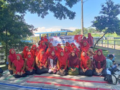 Peringati Hari Ibu, Kader PKK Desa Pecarikan Gelar Senam Sehat Berbalut Nuansa Batik di Taman Pejengkolan